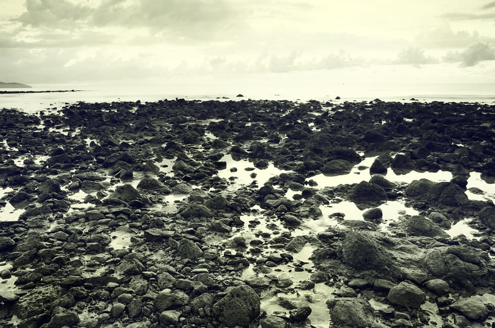 Pantai Batu Hitam - Hitam Putih