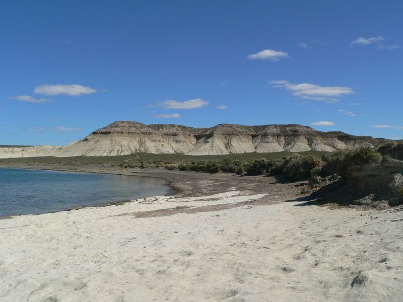 Playa y acantilados