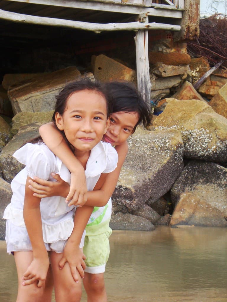 Kids on Beach, Long Hải