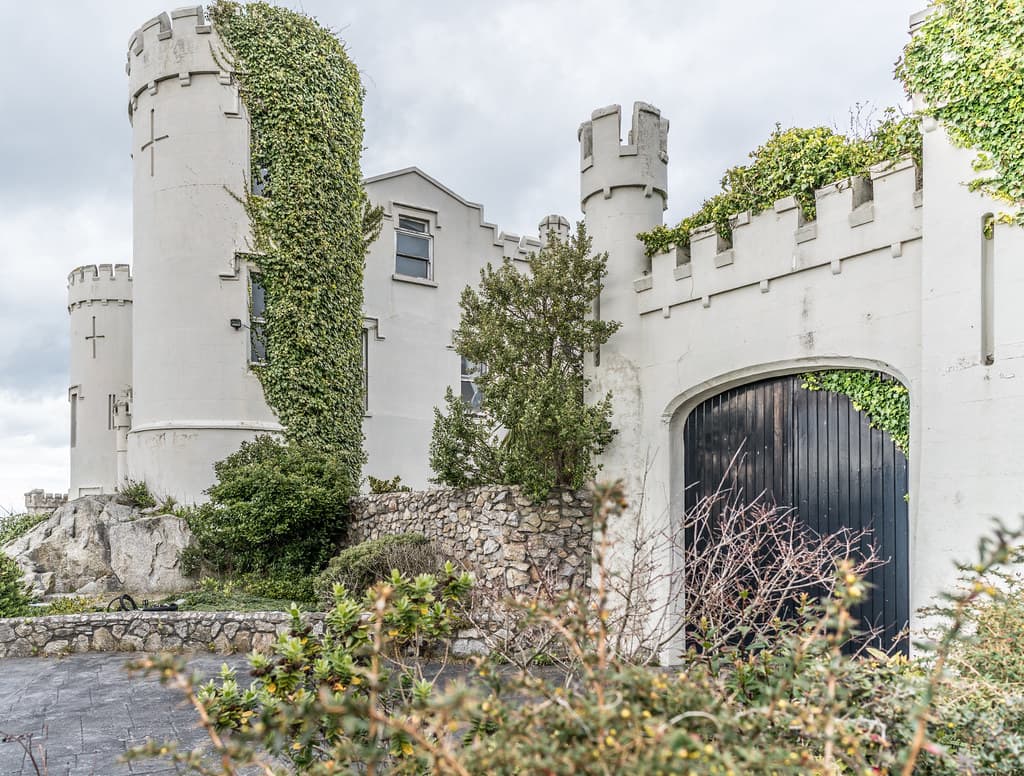 CLIFF CASTLE IN DALKEY [I INCORRECTLY IDENTIFIED THIS AS MANDERLEY CASTLE]-115558
