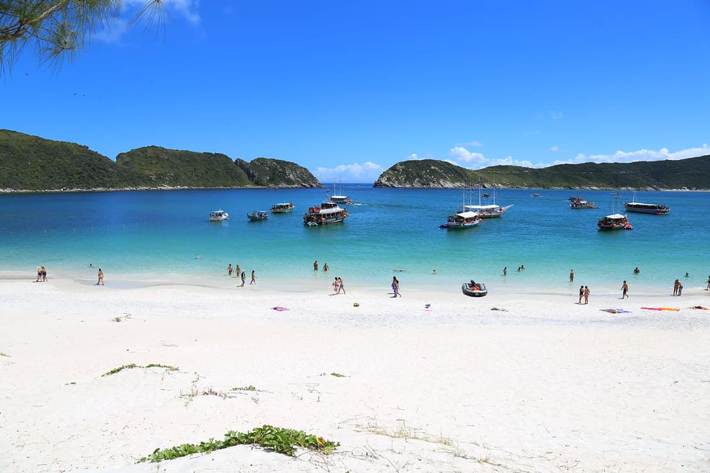 Praia da Reserva do Farol em Araial do Cabo e boca da entrada da ilha para o mar abertoBeach Lighthouse Reserve in Arraial do Cabo and mouth of the island's entry to the open sea