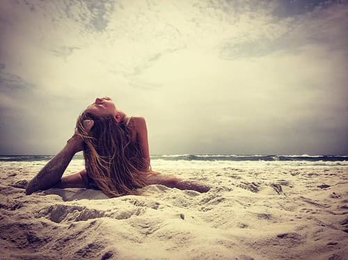 I think she's broken.  #beach #sky