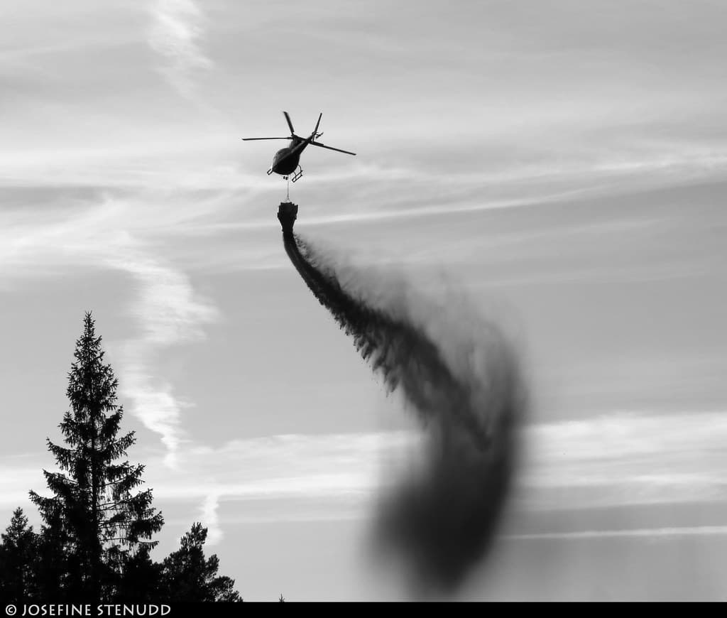 20180801_11k Helicopter liming the lake Stora Hällesvattnet, where I camped | The trail Bohusleden, section 14 - Bovik to Metsjö | Bohuslän, Sweden