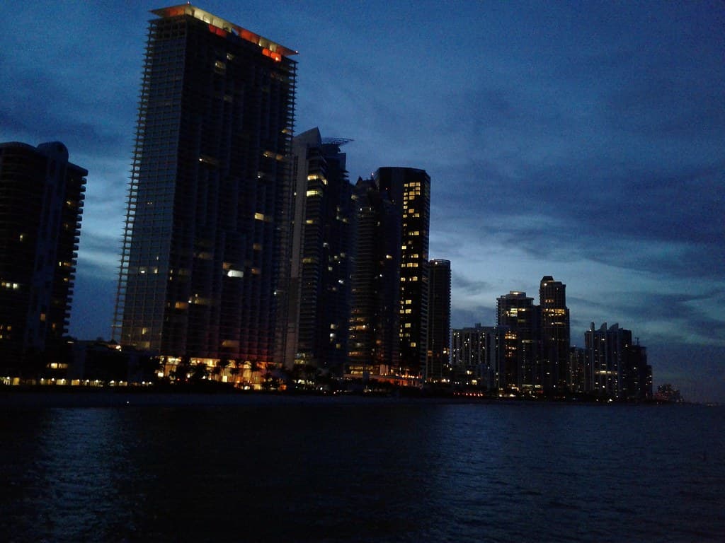 La costa de Sunny Isles desde el océano
