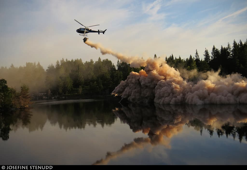 20180802_01k COOLLY TILTED shot of helicopter liming the lake Stora Hällesvattnet, where I camped | The trail Bohusleden, section 14 - Bovik to Metsjö | Bohuslän, Sweden