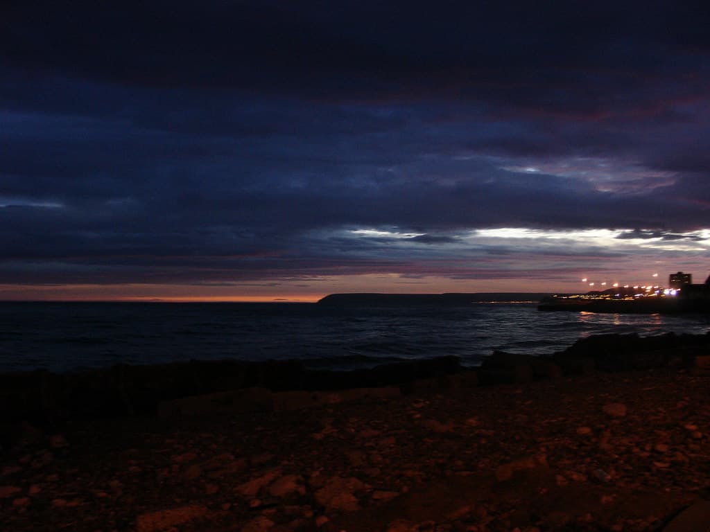 Rada Tilly desde Comodoro, de noche.