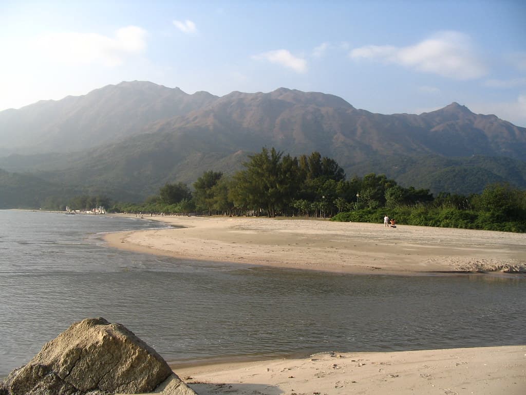 Tong Fuk Miu Wan Beach — photo by minghong