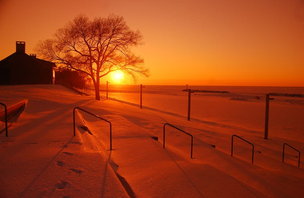 Snowy sunset at Lakeview Park