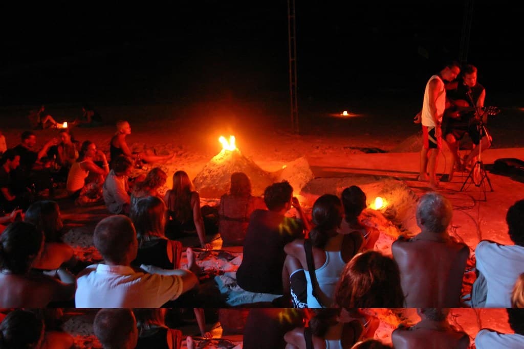 1034-Thailand-Ko Phi Phi (Hin Kohm Beach-Hippies Bar)