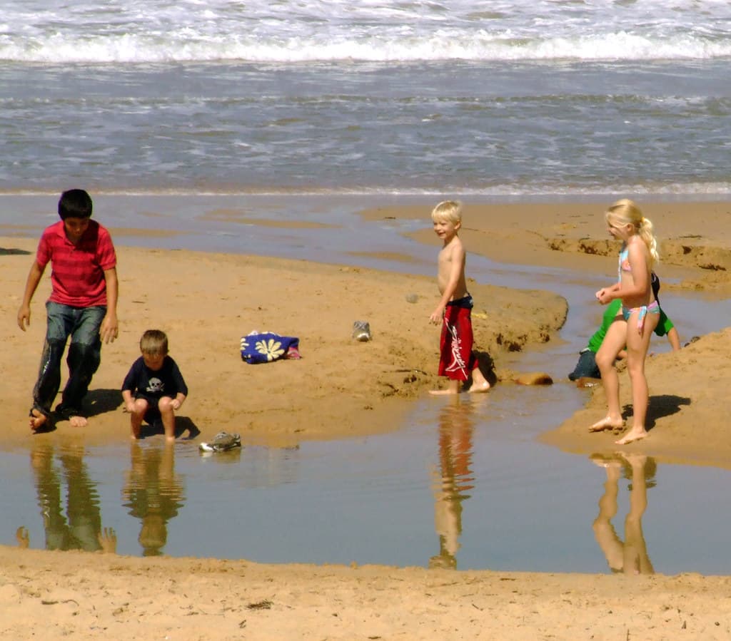 Kids playing at Thirroul Beach