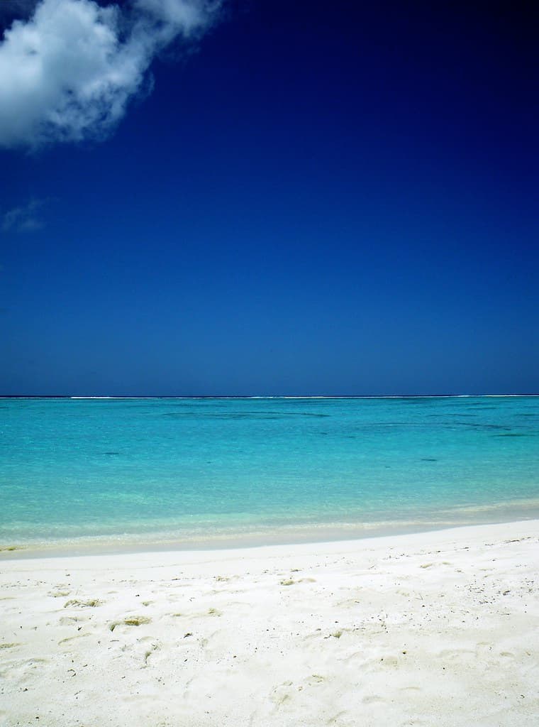 Dhiffushi Bikini Beach — photo by sleepychinchilla