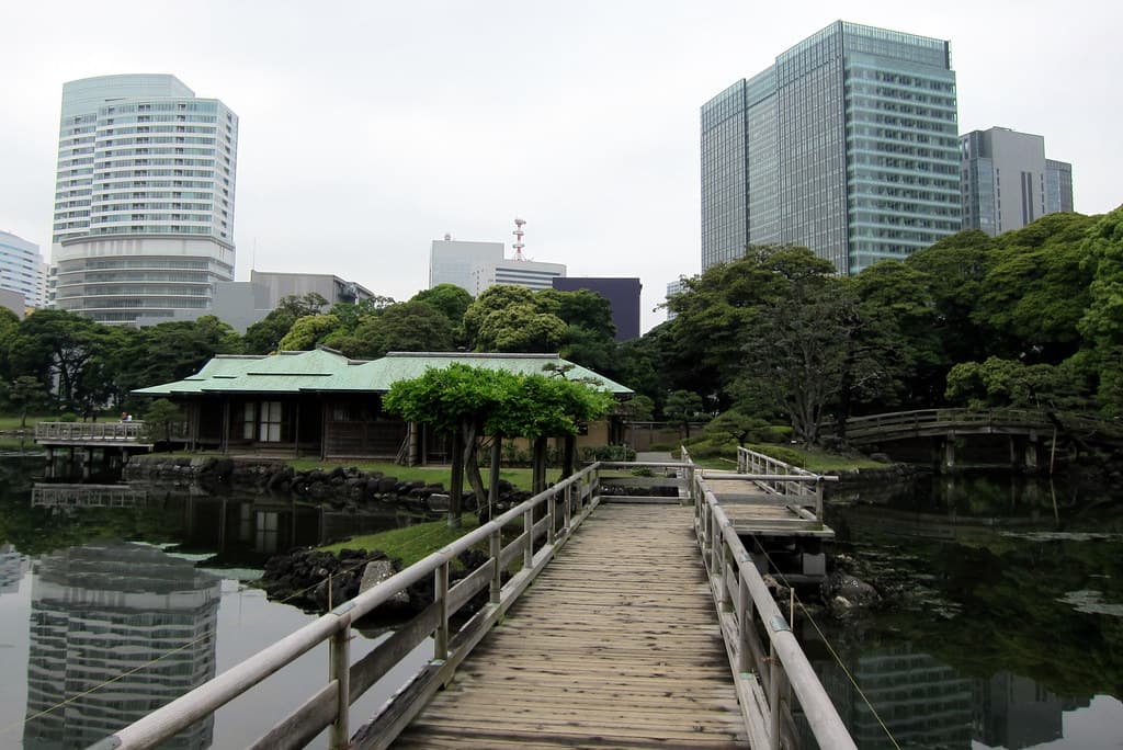 Tokyo - Kyōbashi: Hama-rikyū Onshi Teien - O-tsutai-bashi and Nakajima no otyaya