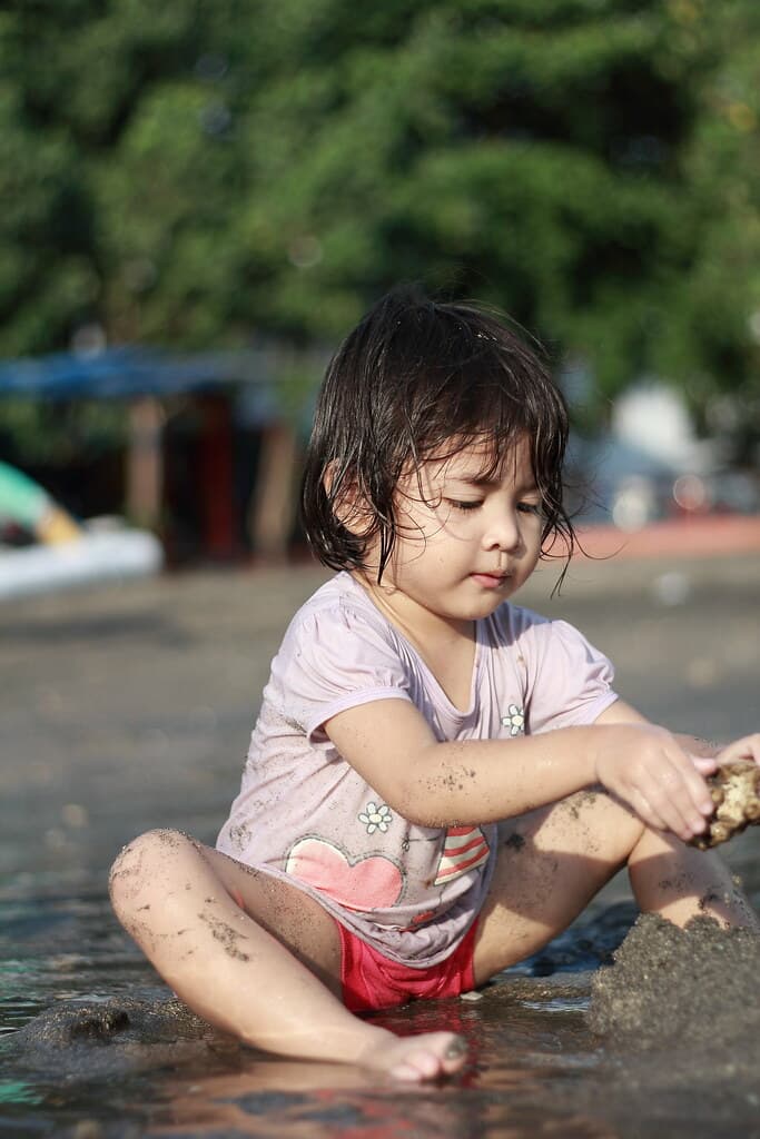 Mbak Indit lagi Ngoncek Batu Karang :-)