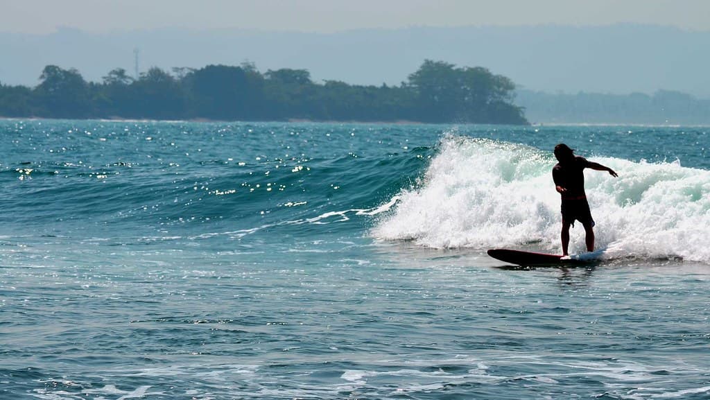 Surfing Batu Karas