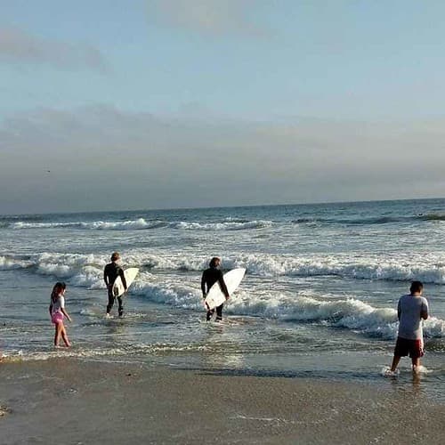 Surfisti sulle spiagge della California affrontano le onde come se non ci fosse un doman