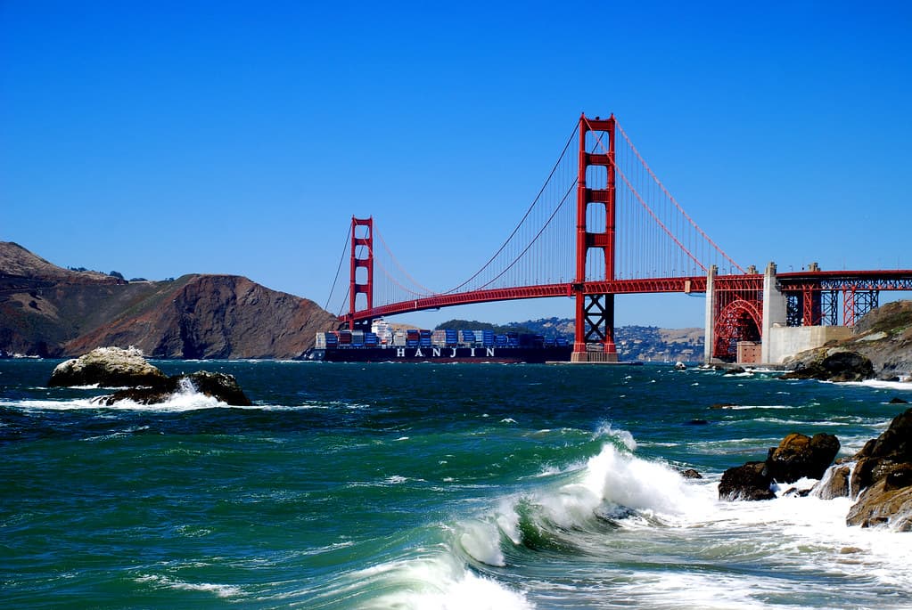 Carguero pasando bajo el Golden Gate 1, Baker Beach, San Francisco, California, 2008