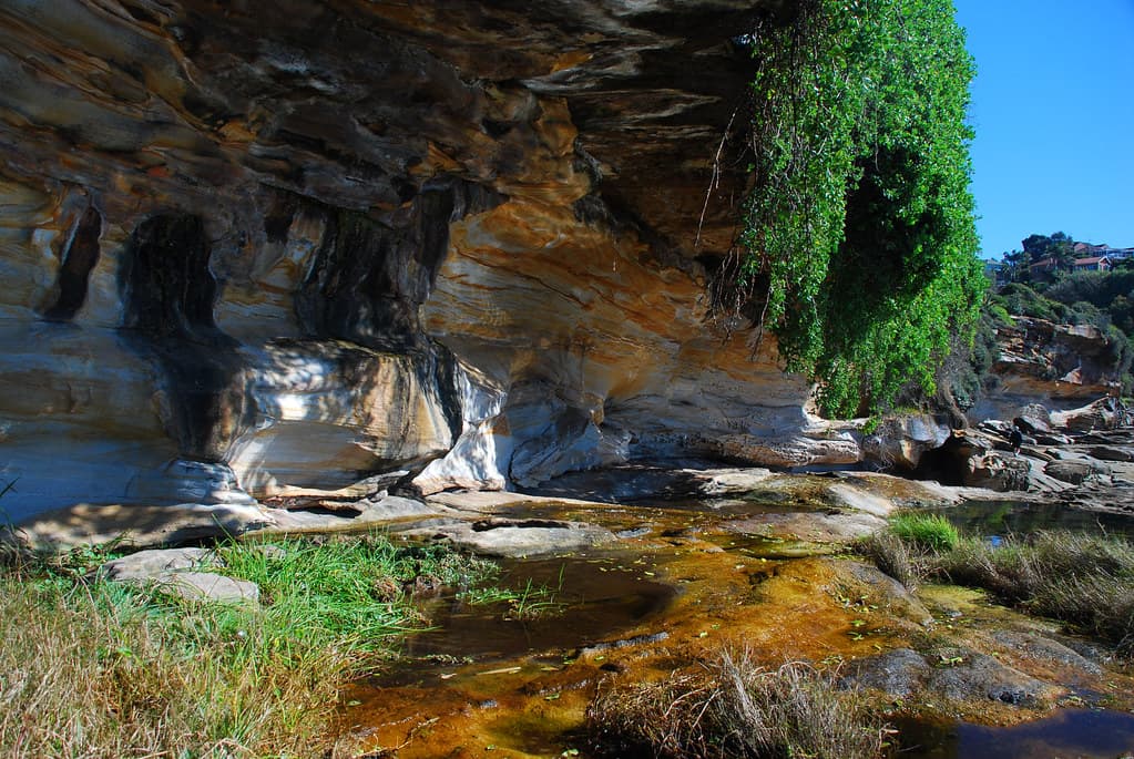 Cosy cliffs