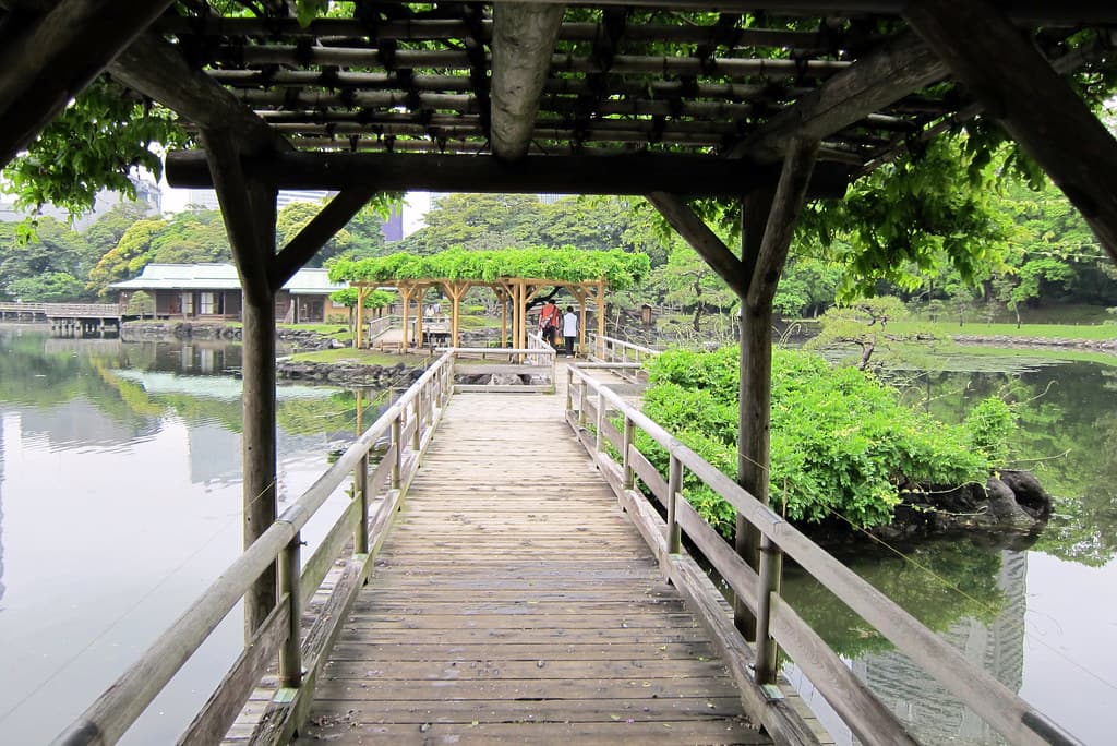 Tokyo - Kyōbashi: Hama-rikyū Onshi Teien - O-tsutai-bashi