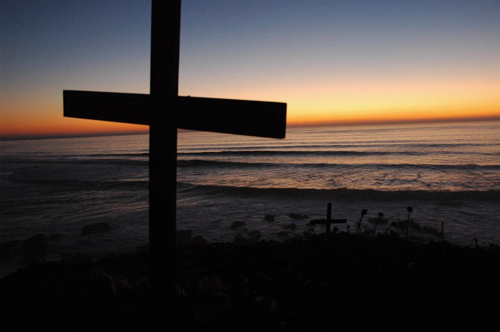 Cross at Surfers memorial site, near Pillar's Point / Mavericks, Pacific Coast, California, USA9698