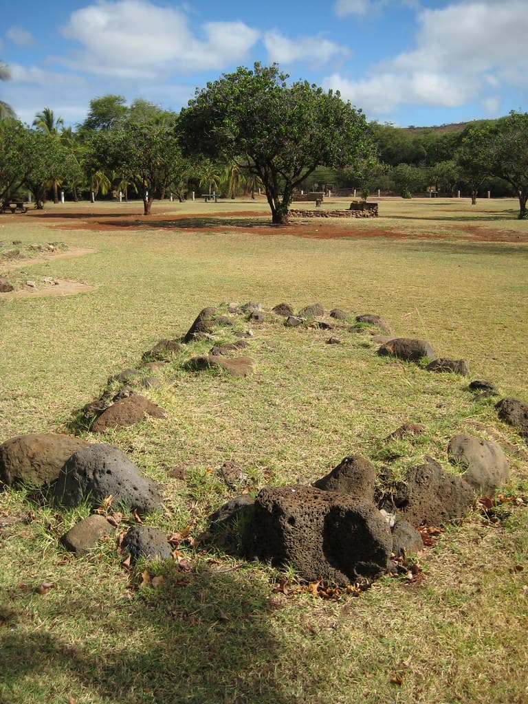 One Ali'i Beach Park, Moloka'i: Altar?