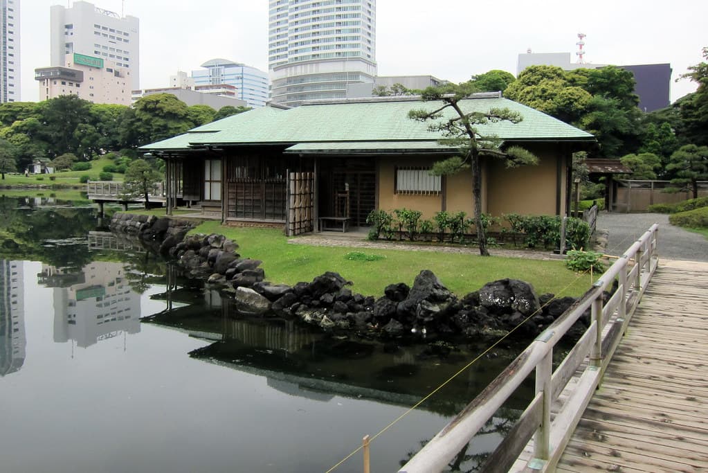 Tokyo - Kyōbashi: Hama-rikyū Onshi Teien - Nakajima no otyaya