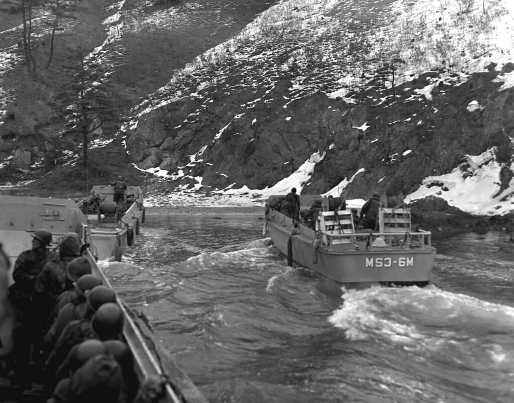 Korean War - 80-G-427265 Marines in position for hitting beach at Sin Do Island