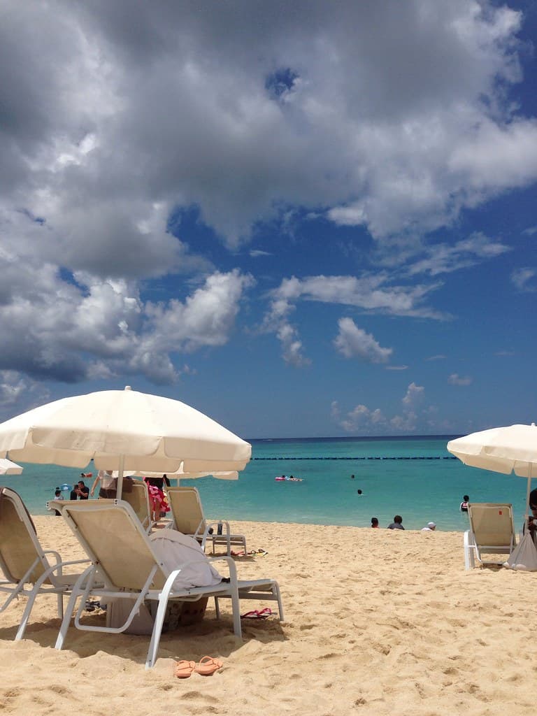 Kariyushi Beach — photo by detsugu