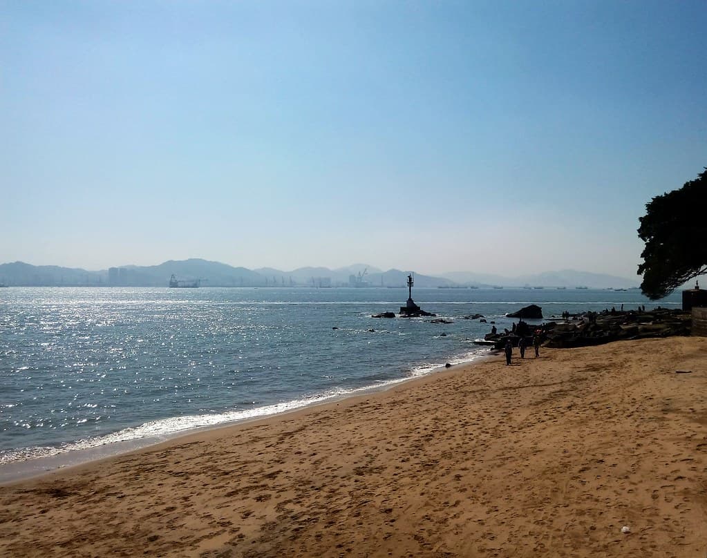 Gulangyu Beach — photo by Yuen_袁龍