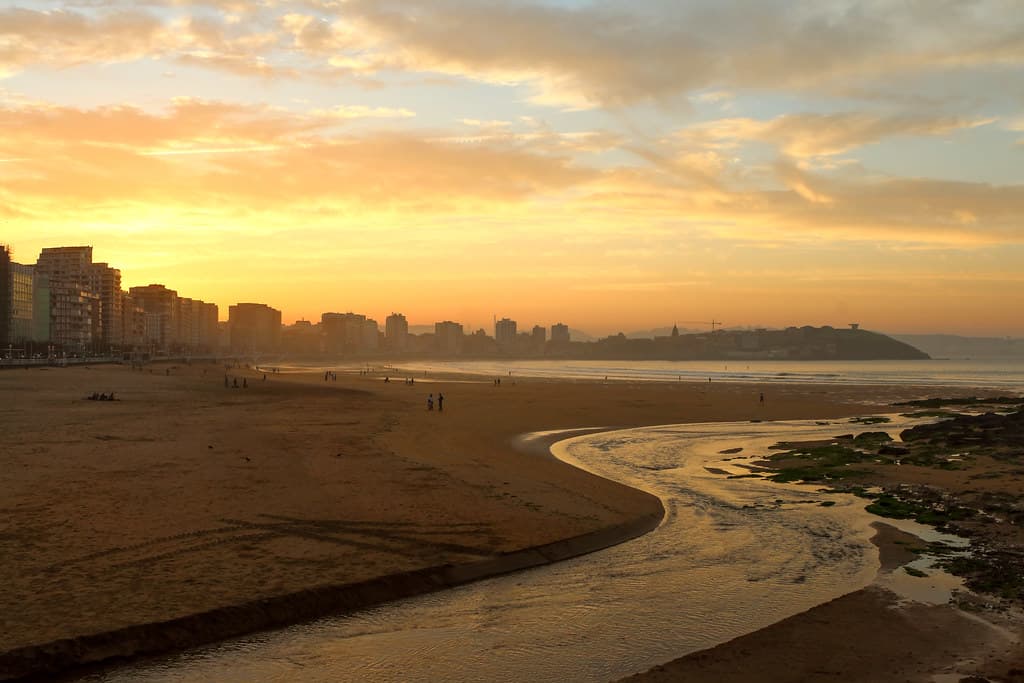 Playa de San Lorenzo — photo by David A.L.