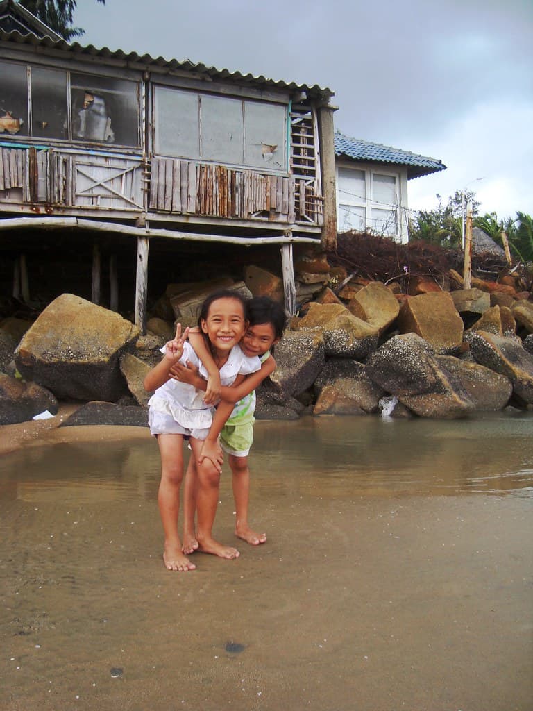 Kids on Beach, Long Hải
