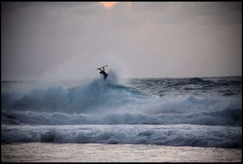 Surfing big waves at the "Banzai Pipeline", Ehukai Beach Park