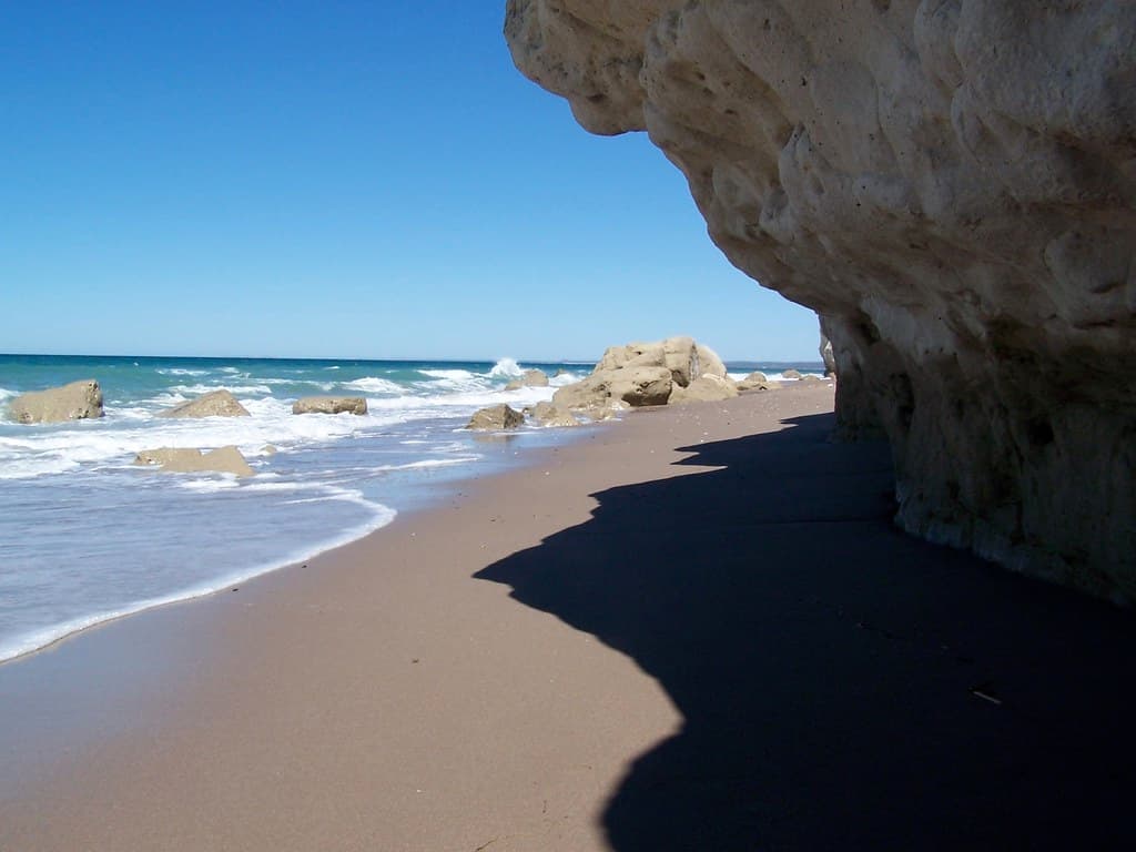 Playa Piedras Coloradas — photo by Lisandro M. Enrique