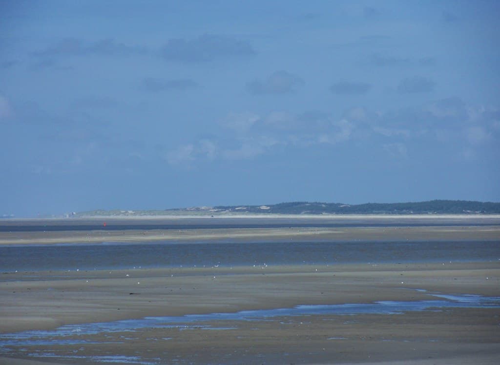 La Baie de Somme au Hourdel,au fond la plage du Crotoy