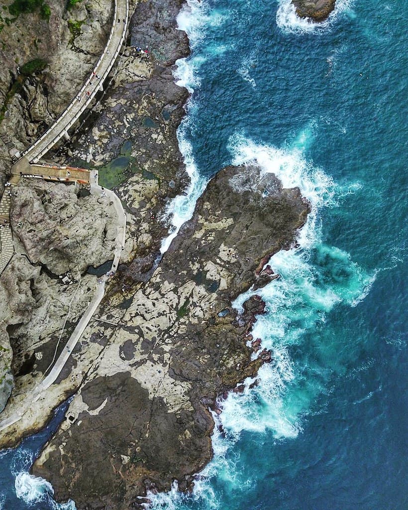 (#droneview) | Enoshima is a small #island off the Shōnan coast of #Japan’s #Kanagawa Prefecture. It’s known for the #Enoshima Shrine, with statues honoring Benzaiten, the Buddhist goddess of music. It's also home to the Enospa hot springs and the 19th-ce