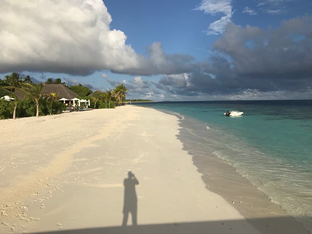 Meedhoo Lagoon Edge — photo by Francesc Farré