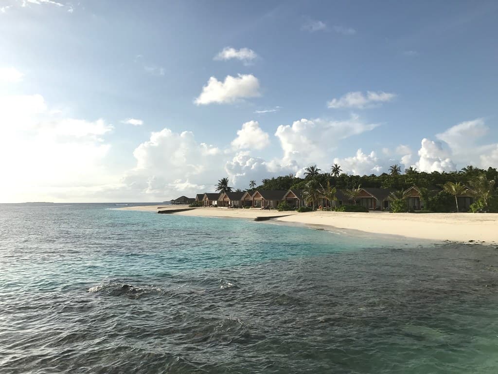 Meedhoo Lagoon Edge — photo by Francesc Farré