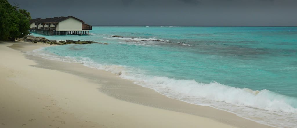 Kamadhoo Beach — photo by Piktour | Neville Wootton
