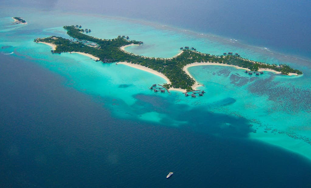 Kamadhoo Beach — photo by Piktour | Neville Wootton