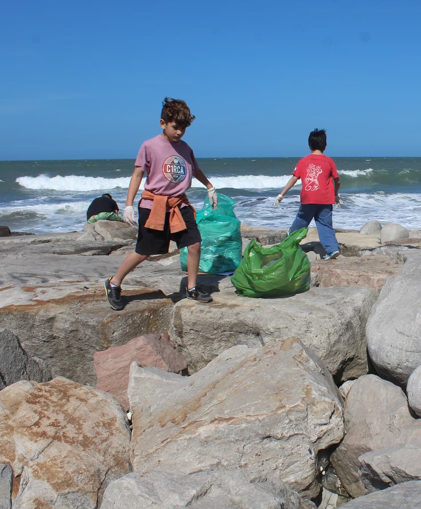 Mar del Plata 2017 052 Children picking up litter
