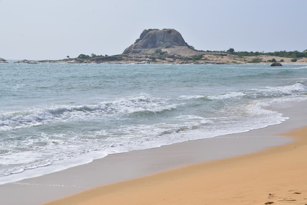 Kataragama Lagoon Beach — photo by jjay69