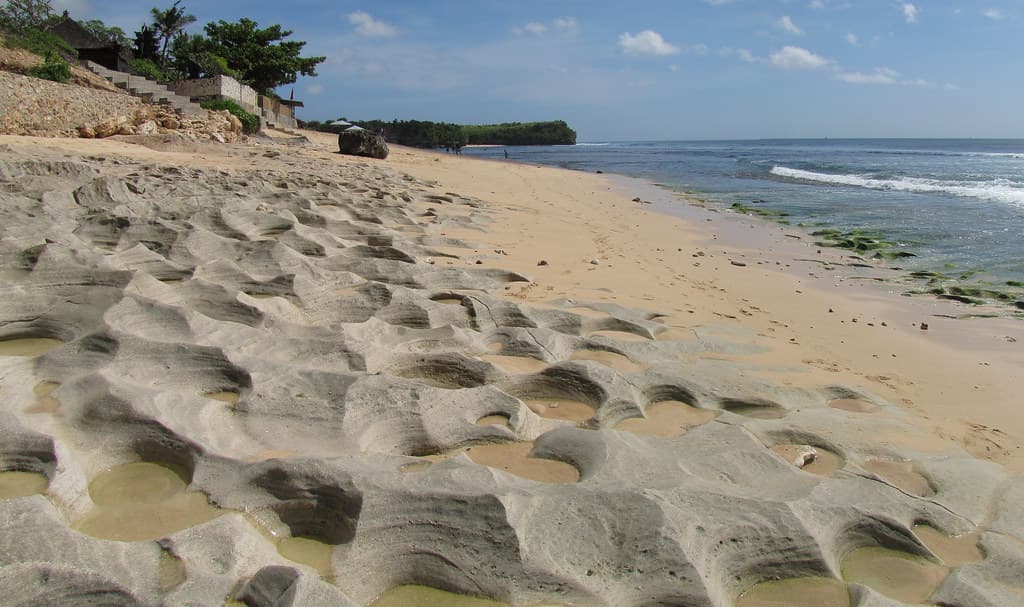 Marmitas de gigante y kamenitzas litorales - Pantai Balangan, Jimbaran (Bali, Indonesia) - 01