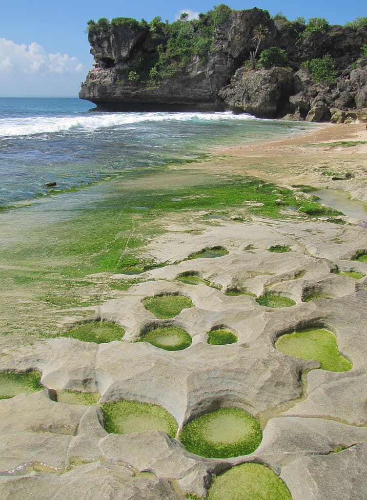 Marmitas de gigante y kamenitzas litorales - Pantai Balangan, Jimbaran (Bali, Indonesia) - 02
