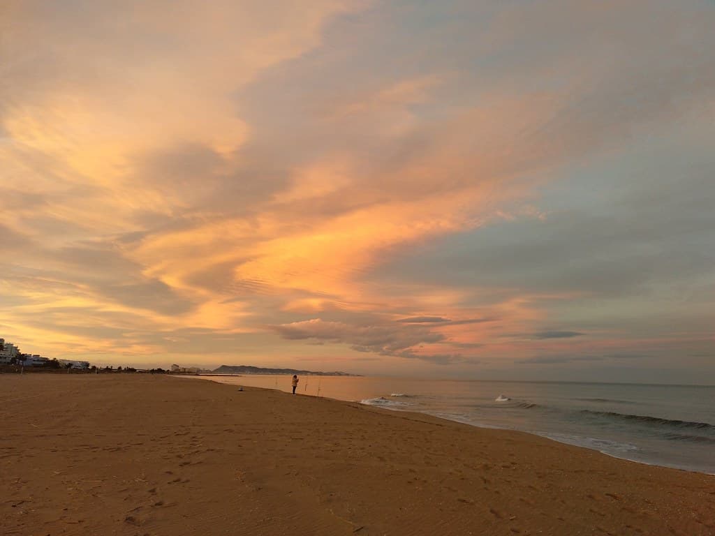 Playa de Tavernes de la Valldigna — photo by Trix: Pierre qui roule .......