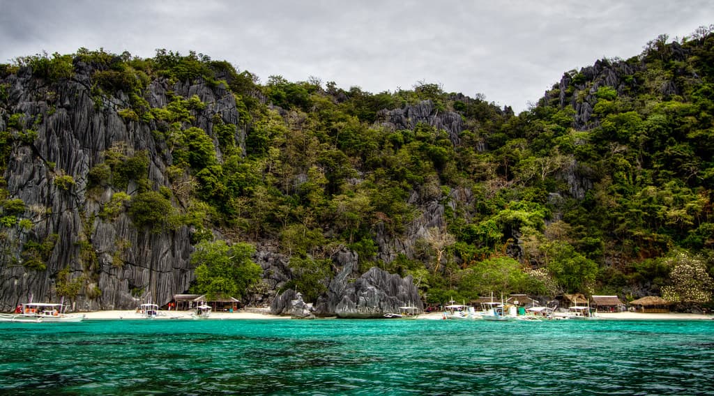 Banana Island Beach — photo by arcreyes [-ratamahatta-]