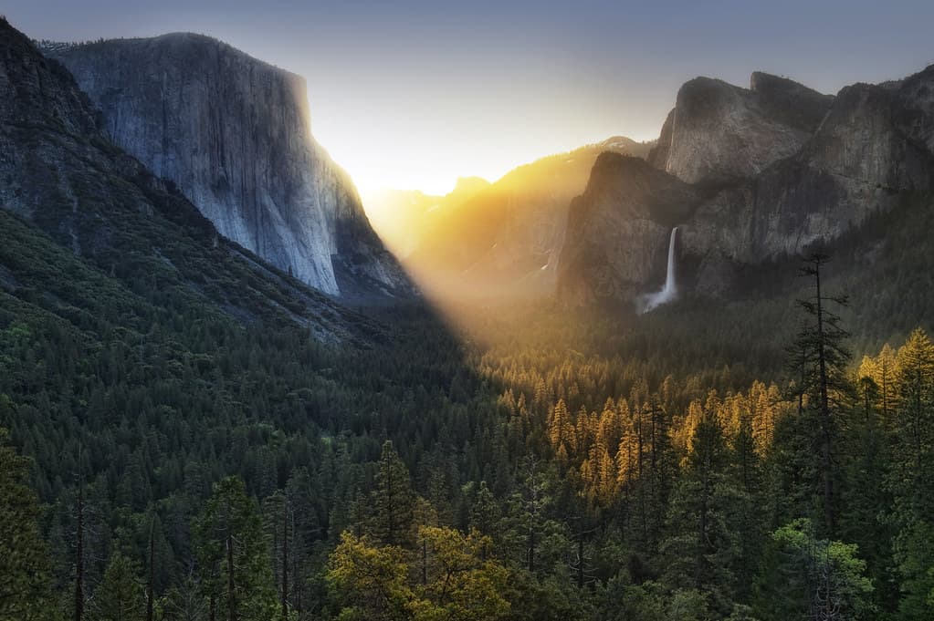 How glorious a greeting the sun gives the mountains!
