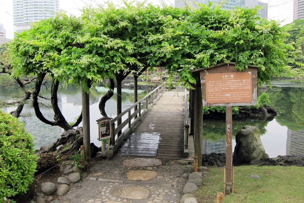 Tokyo - Kyōbashi: Hama-rikyū Onshi Teien - O-tsutai-bashi