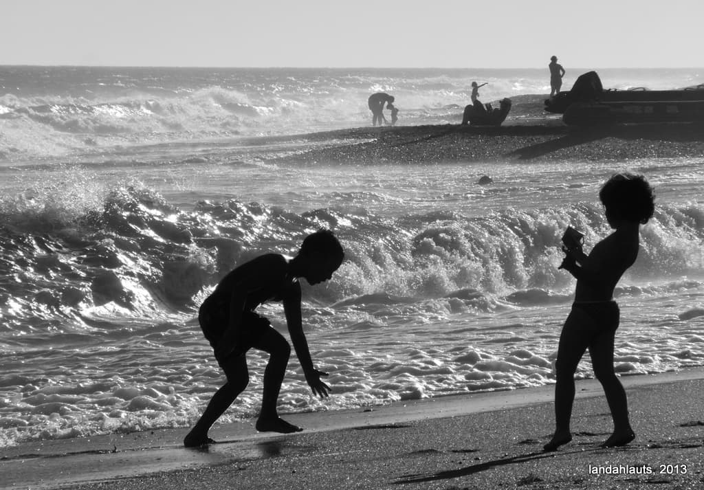Niños jugando en la playa