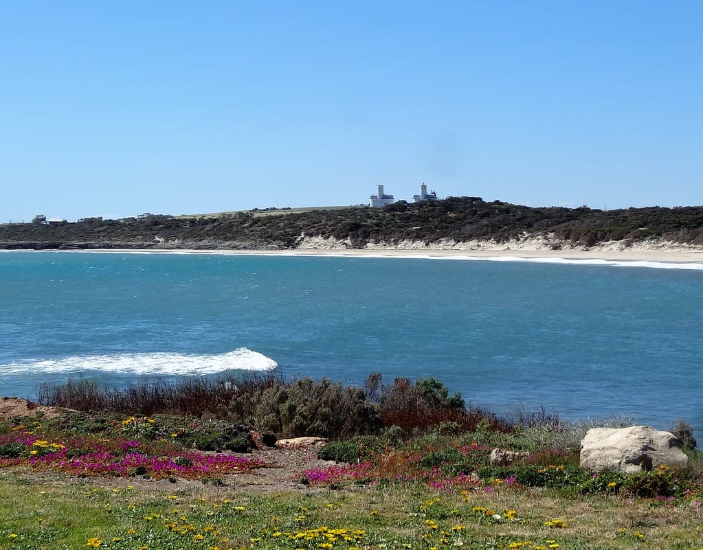 Elliston. Waterloo Bay with the beach and grain silos. At the entrance to the bay are Points Wellesley and Wellington.
