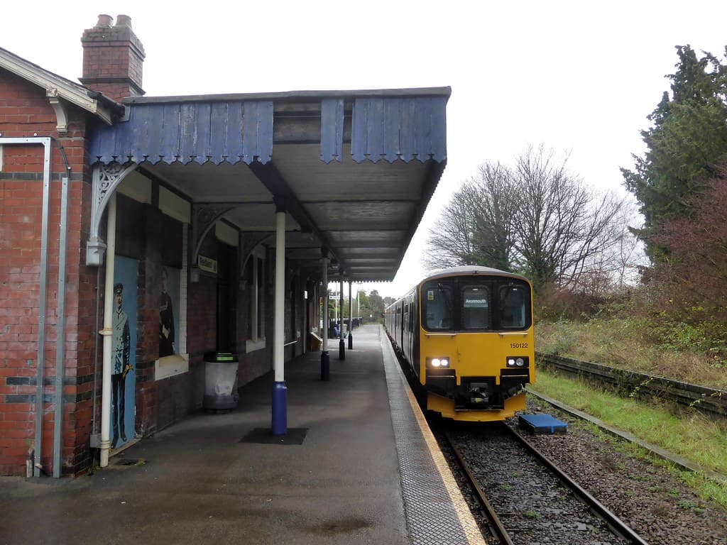 150122 and 153 number 305 Exeter St Davids to Avonmouth 2K18 at Redland