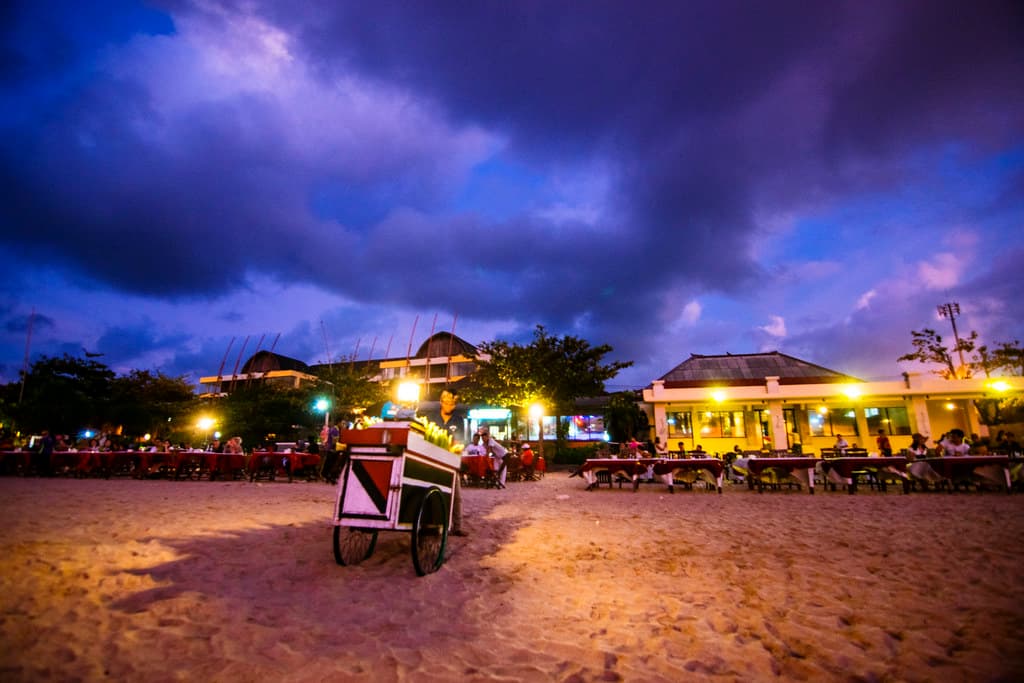 dining on the beach